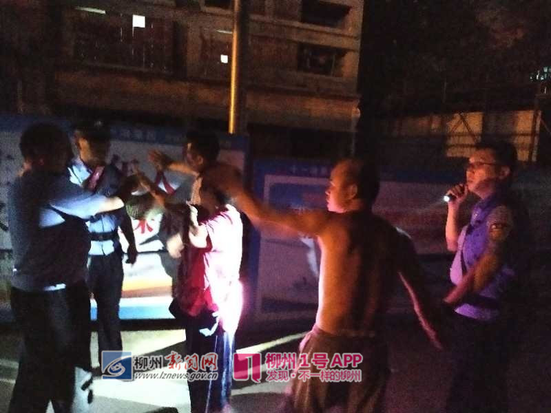 跃进路一麻将馆扰民被检查，老板娘母子拒不配合还对民警大打出手
