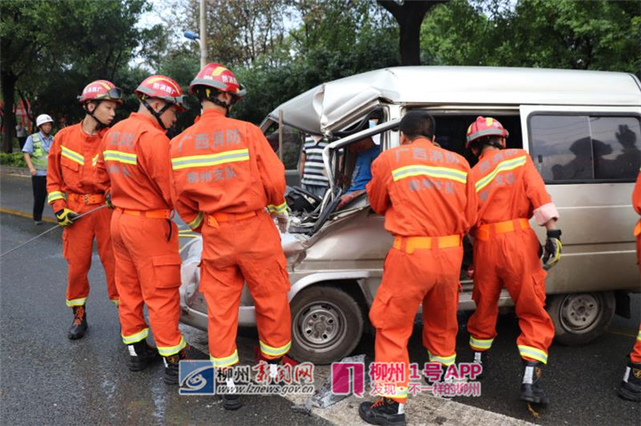 洛维附近两车追尾，面包车车头严重凹陷，男子被困车内