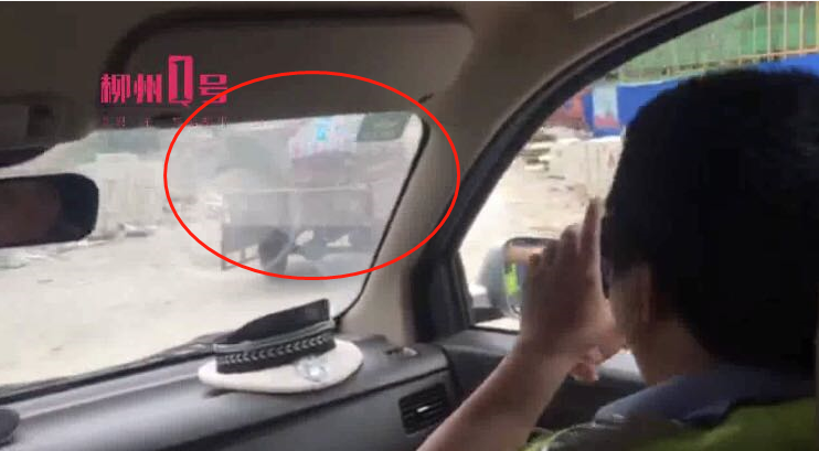 急停、转向、加速…三轮车与执法车在白沙路上演“追车大战” ！