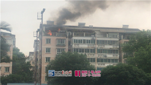 1号爆料|航银路银城园小区顶楼突发大火，整面阳台被火焰包围！