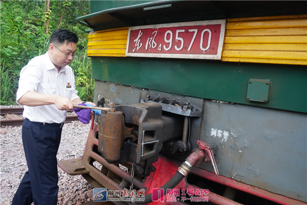 铁路司机在出发之前先对列车开展各项检查。2.jpg 铁路司机在出发之前先对列车开展各项检查。2.jpg