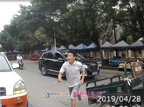 太嚣张！借酒劲发疯，革新路一男子拿刀刺向城管！