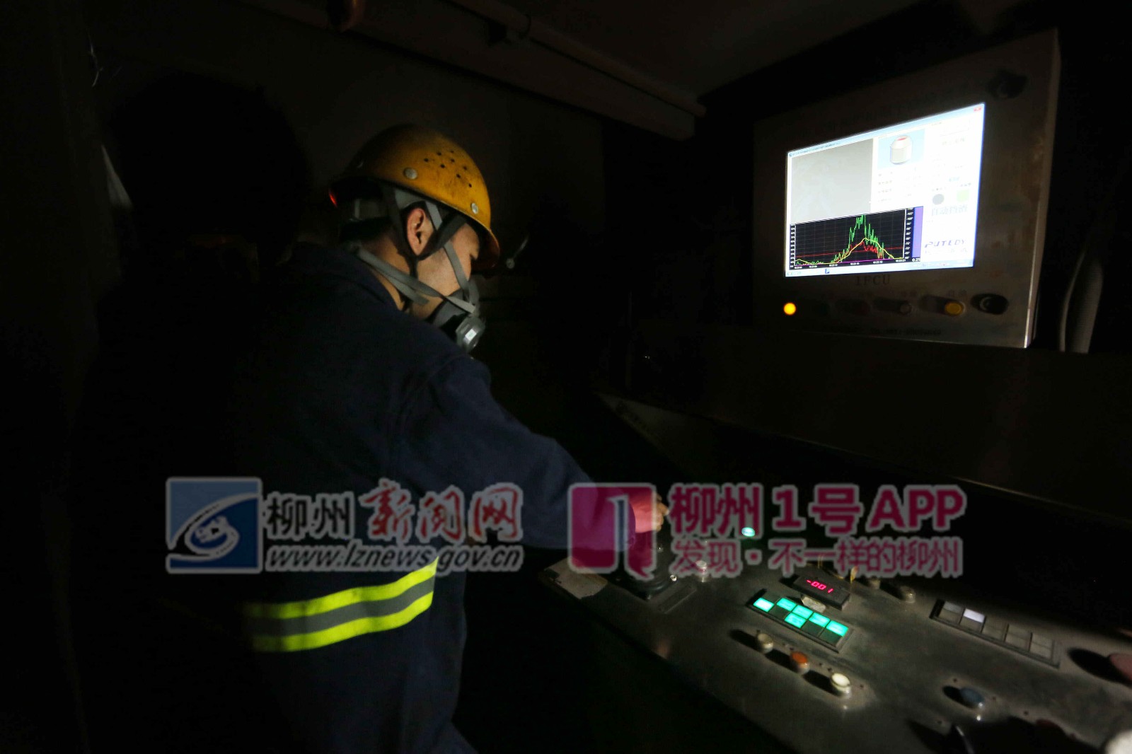 放钢工人准备出钢操作。.JPG 放钢工人准备出钢操作。.JPG