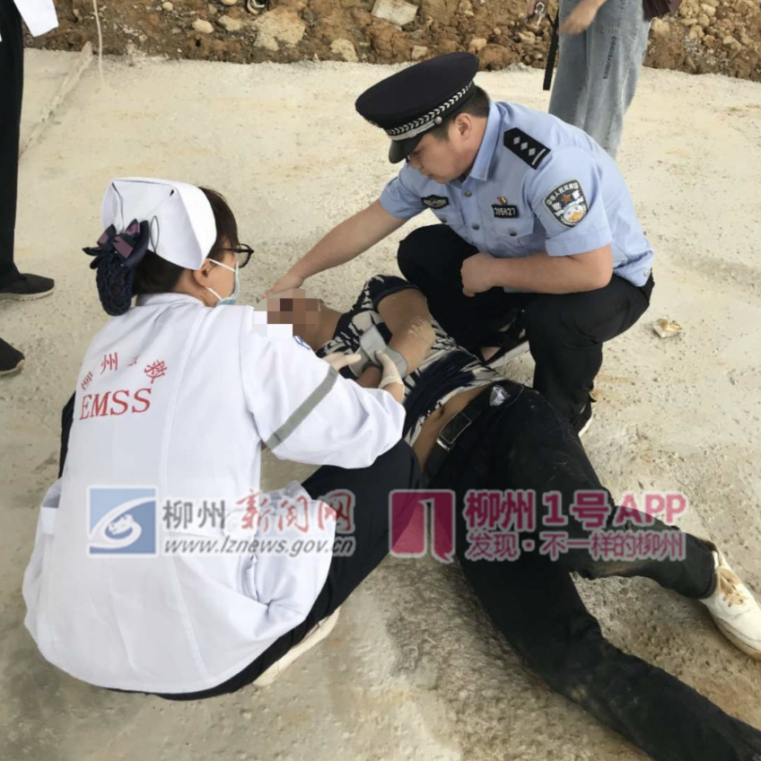 心上人闷闷不乐，是不是误会什么？男子沟通无果，突然下车跳下官塘大桥