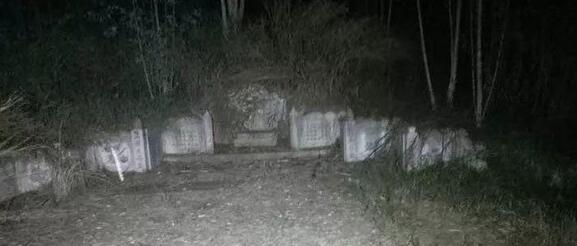 网友半夜在殡仪馆点外卖，外卖小哥在坟山上的遭遇让他连打好几个电话