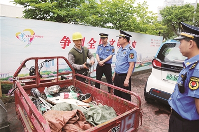 “城管百科全书”每页都精彩——记市先进工作者韦守斯