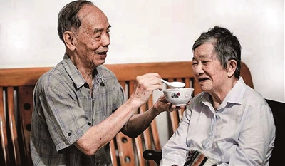 不离亦不弃，温馨又从容——记见证新中国成立70年的幸福老人唐中