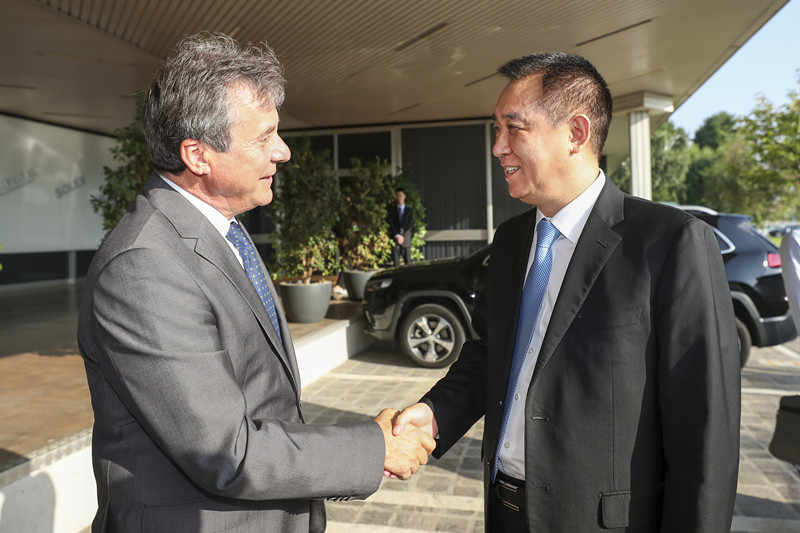马瑞利全球首席运营官 Ermanno Ferrari 迎接许家印一行.jpg