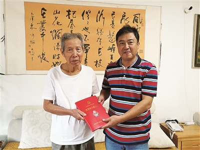 刘首春收到公司送给他的《党员学习笔记》.jpg 刘首春收到公司送给他的《党员学习笔记》.jpg