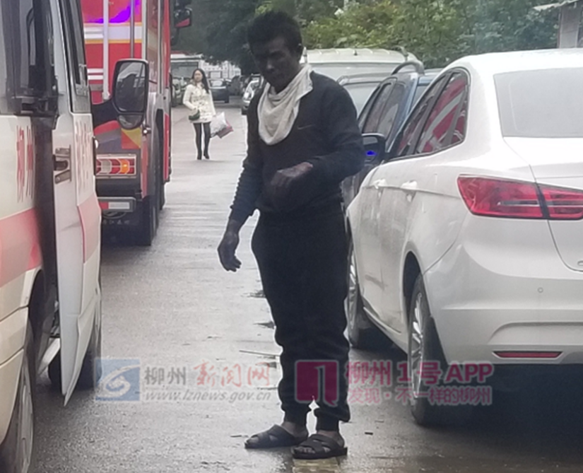 莲花城一居民楼起火，大量浓烟往上冒致6人被困，还被熏黑