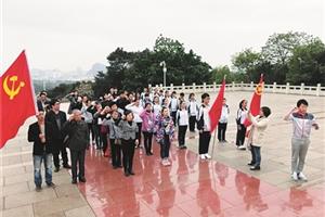 屏东社区：50余人祭扫英烈