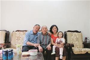 92岁的他喜欢和孩子撒娇 活成了“老顽童”的模样