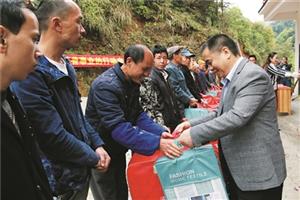 “产业+扶贫”促贫困户脱贫