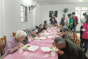 好香！困境老人吃上免费午餐