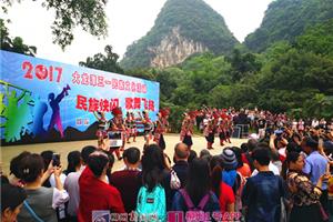 龙潭公园上演民族风“快闪”秀