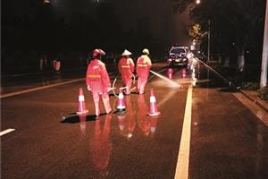 起早贪黑清洁确保“地干净”