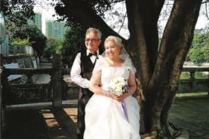 五菱社区为归侨老人免费拍摄婚纱照