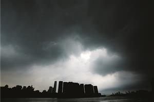 暴雨将至 柳江上空乌云密布