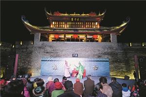 东门城楼下搭戏台，地方曲艺周周演