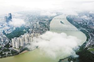 暴雨过后柳江上空云雾缭绕，宛如仙境
