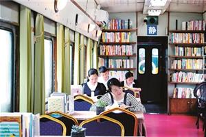 市民在“24小时绿色书吧”上看书