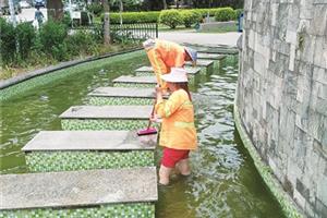 清洗小游园 环境更整洁