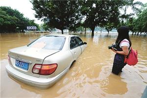 外地车被泡水里 柳州人连夜帮挪车