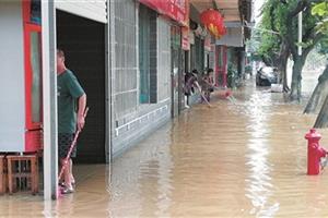 水漫进门面 店主忙扫水