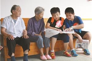 一边卖报一边传递爱心