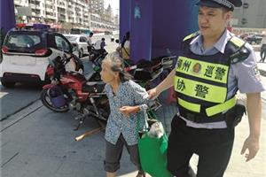 七旬阿婆坐过站 民警开车送回家