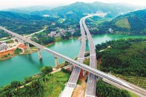 在三江侗族自治县程村乡，贵广高铁、三柳高速、321国道在这里交会