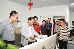 市领导在记者节前慰问并寄语新闻工作者