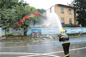 “人工降雨”拆违降尘两不误