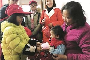 萌娃义卖为困难家庭献爱心