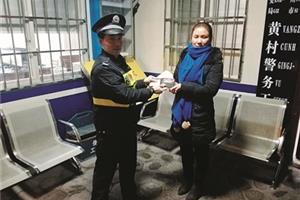 取钱捡到钱包 好心市民归还失主
