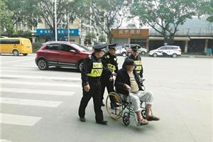 八旬翁摔下轮椅 民警送回敬老院