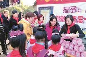微信群友到微小学送温暖