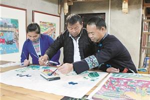 创新形式，在簸箕上绘农民画