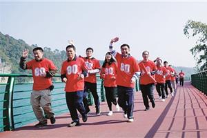 在“最美赛道”长跑庆祝校庆