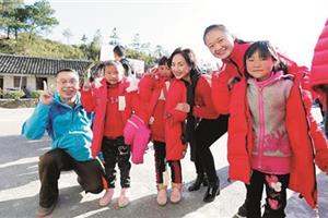 大苗山的小朋友“过年”啦