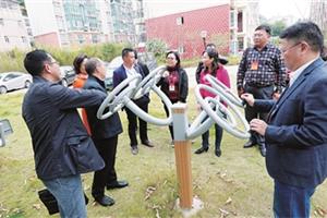 人大代表视察全民健身设施建设